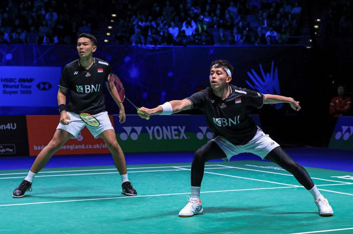 Aksi pasangan ganda putra Indonesia, Fajar Alfian/Muhammad Rian Ardianto, saat pertandingan semifinal All England Open 2023 di Utilita Arena Birmingham, Inggris, 18 Maret 2023.