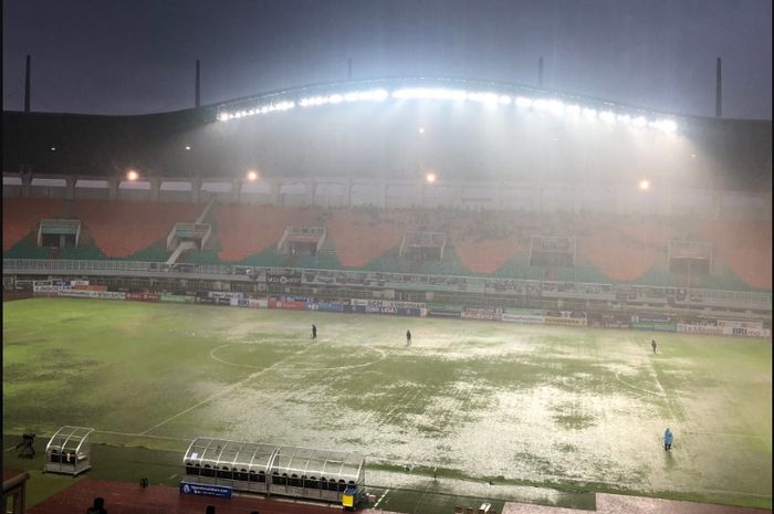 Kondisi Stadion Pakansari Bogor tergenang saat laga RANS Nusantara FC vs Persita Tangerang, Minggu (19/3/2023).
