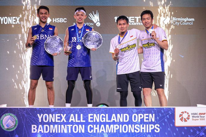 Momen pasangan Fajar Alfian/Muhammad Rian Ardianto (kanan) dan Mohammad Ahsan/Hendra Setiawan berada di podium All England Open 2023. 