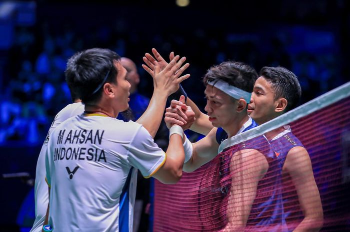 Dua pasangan ganda putra Indonesia, Mohammad Ahsan/Hendra Setiawan (kiri) dengan Fajar Alfian/Muhammad Rian Ardianto, usai bertanding pada final All England Open 2023 di Utilita Arena, Birmingham, Inggris, Minggu (19/3/2023).