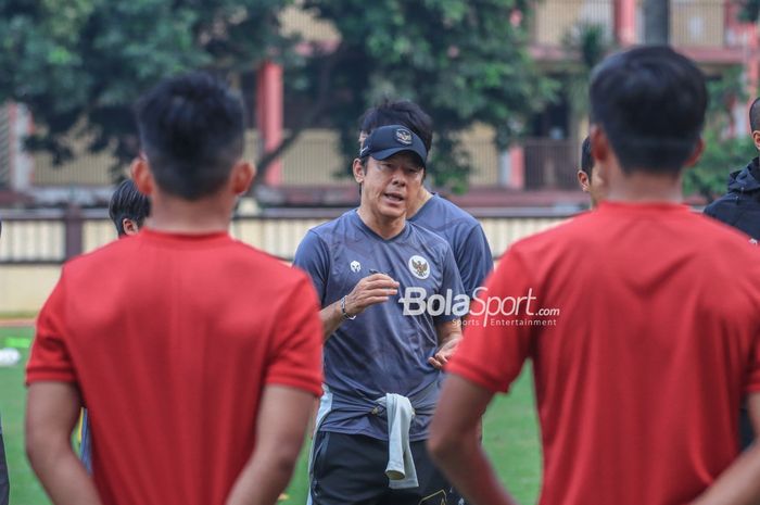 Pelatih timnas Indonesia, Shin Tae-yong (tengah), sedang memberikan intruksi kepada para pemainnya saat berlatih di Stadion PTIK, Blok M, Jakarta, Senin (20/3/2023).