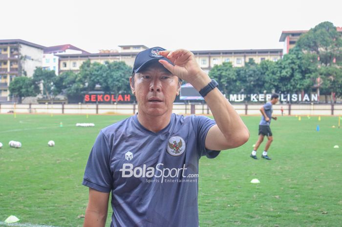 Pelatih timnas Indonesia, Shin Tae-yong, sedang memberikan keterangan kepada awak media di Stadion PTIK, Blok M, Jakarta, Senin (20/3/2023).