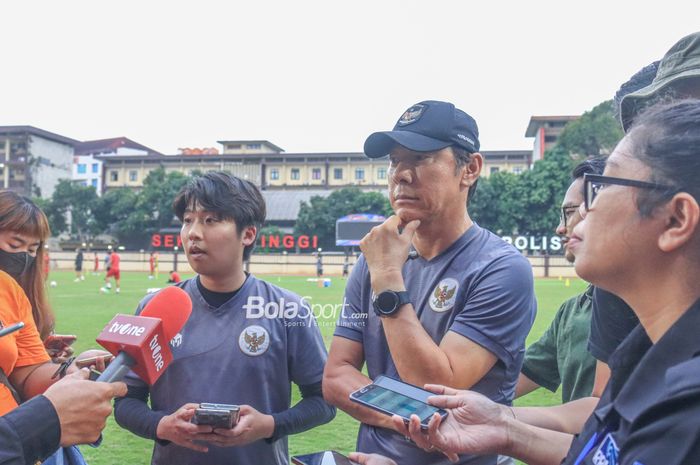 Pelatih timnas Indonesia, Shin Tae-yong (kanan) dan asistennya bernama Jeong Seok-seo alias Jeje (kiri) sedang memberikan keterangan kepada awak media di Stadion PTIK, Blok M, Jakarta, Senin (20/3/2023).