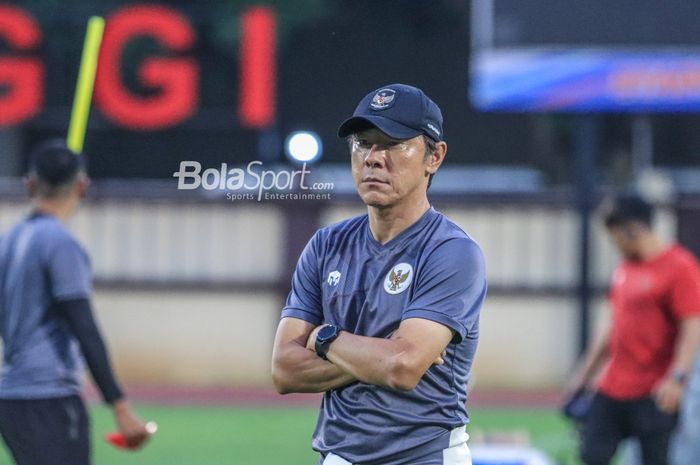 Pelatih timnas Indonesia, Shin Tae-yong, sedang memantau para pemainnya berlatih di Stadion PTIK, Blok M, Jakarta, Senin (20/3/2023).