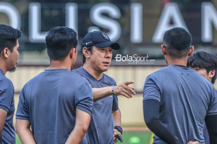 Pelatih timnas Indonesia, Shin Tae-yong (tengah), sedang memberikan intruksi kepada sejumlah asistennya saat berlatih di Stadion PTIK, Blok M, Jakarta, Senin (20/3/2023).