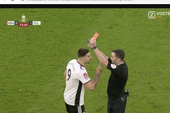 Penyerang Fulham, Aleksandar Mitrovic, melayangkan protes saat rekan satu timnya menerima kartu merah dalam laga menghadapi Manchester United di Piala FA.