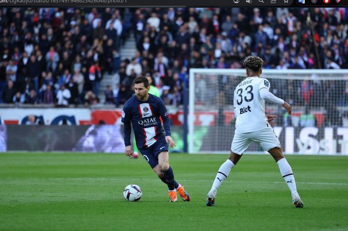 Aksi megabintang Paris Saint-Germain, Lionel Messi, dalam laga melawan Rennes di Stadion Parc des Princes, Minggu (19/3/2023).