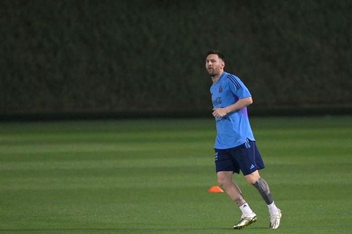 Pemain Timnas Argentina, Lionel Messi, saat menjalani latihan di lapangan Universitas Qatar.