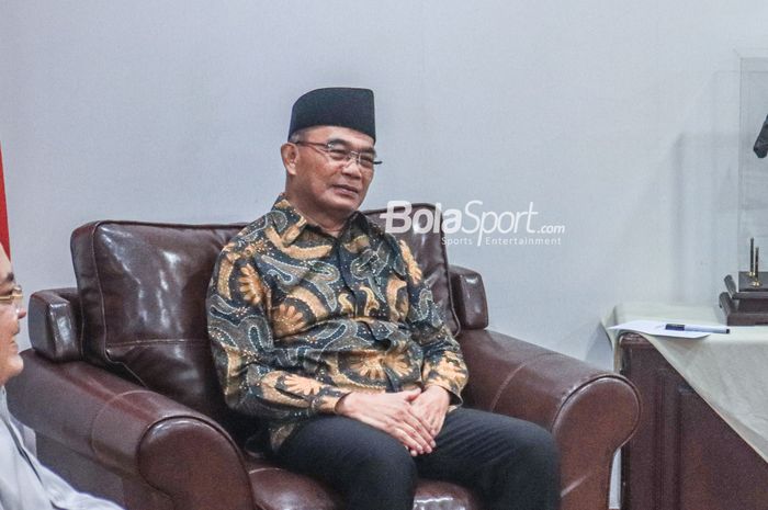 Pelaksana Tugas (Plt) Menteri Pemuda dan Olahraga Republik Indonesia, Muhadjir Effendy, saat tiba di Kantor KONI Pusat, Senayan, Jakarta, Selasa (21/3/2023).
