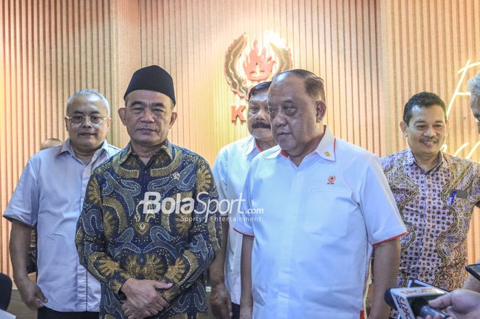 Pelaksana Tugas (Plt) Menteri Pemuda dan Olahraga Republik Indonesia, Muhadjir Effendy (kiri) dan Ketua Umum KONI Pusat, Marciano Norman (kanan), sedang memberikan keterangan kepada awak media di Kantor KONI Pusat, Senayan, Jakarta, Selasa (21/3/2023).