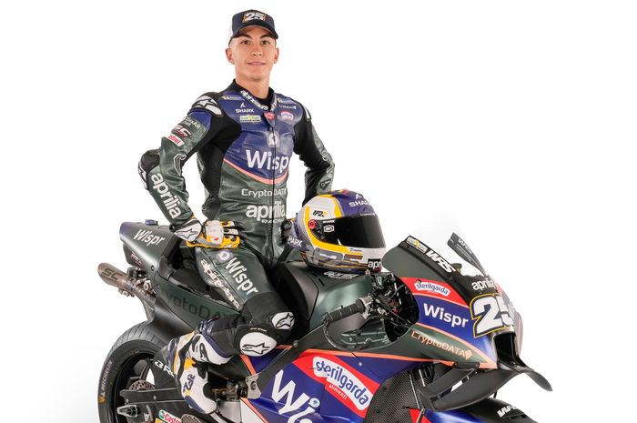 Pembalap tim RNF Racing, Raul Fernandez dalam sesi pemotretan tim jelang MotoGP 2023