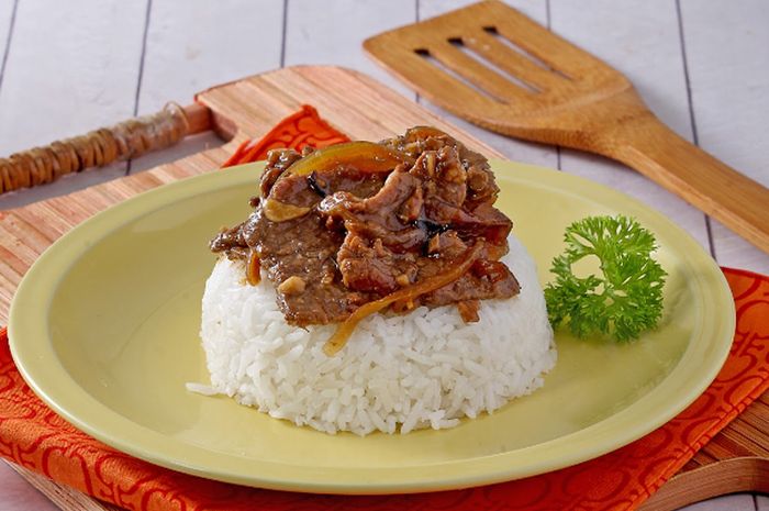 Hidangan nasi tumis daging untuk menu sahur Ramadhan