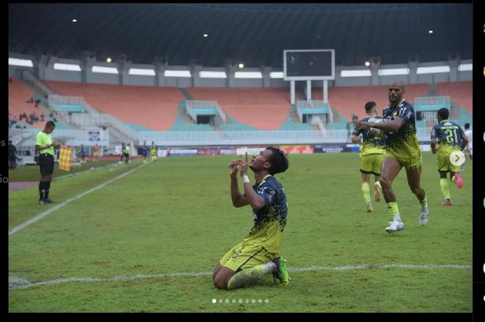 Robi Darwis tengah berselebrasi usai menciptakan gol di laga pekan ke-31 Liga 1 2022-2023 antara Persib Bandung melawan Dewa United.