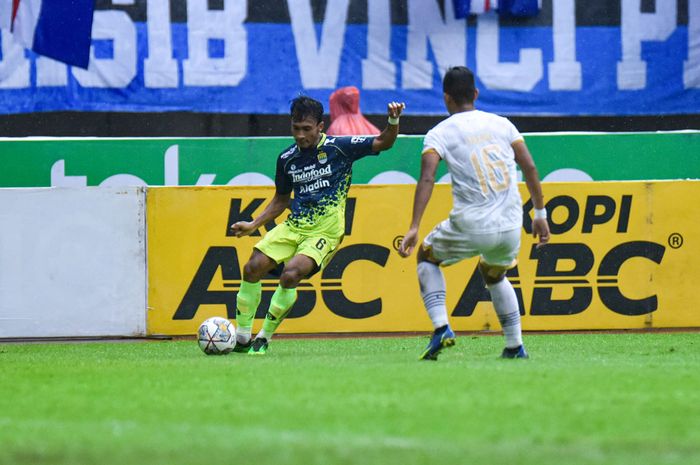 Gelandang Persib Bandung, Robi Darwis saat tampil dalam pertandingan pekan ke-31 Liga 1 2022/2023 melawan Dewa United, Senin (20/3/2023).