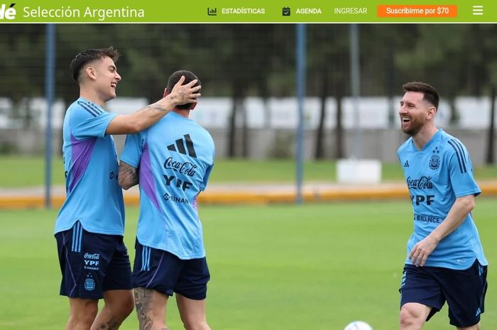 Lionel Messi (kanan) menjalani sesi latihan timnas Argentina (20/3/2023) dengan ceria setelah sederet kejadian buruk di PSG.