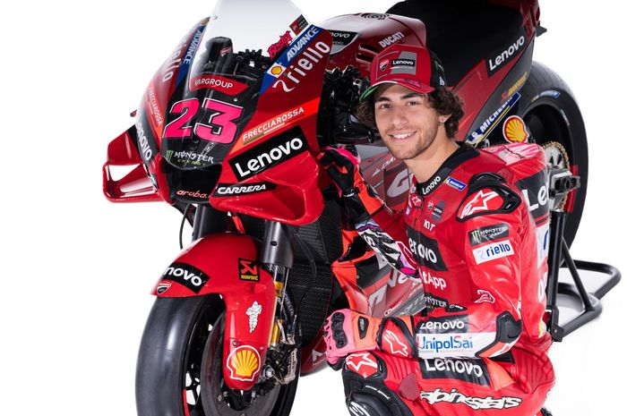 Pembalap Ducati Lenovo, Enea Bastianini, berpose untuk peluncuran tim jelang MotoGP 2023.