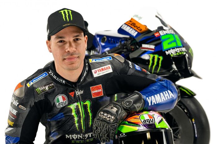 Pembalap Monster Energy Yamaha, Franco Morbidelli, bersama motor Yamaha YZR-M1 dalam peluncuran tim pada MotoGP 2023. 
