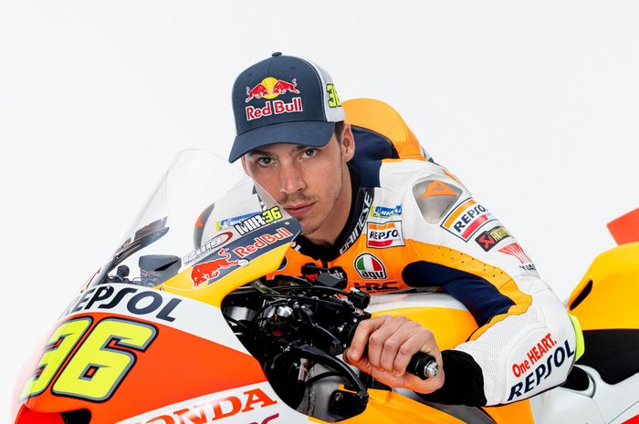 Pembalap Repsol Honda, Joan Mir, tampil dengan baju balap dan motor untuk MotoGP 2023.