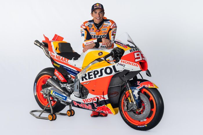 Pembalap Repsol Honda, Marc Marquez, berpose dalam grafis baru tim untuk MotoGP 2023.