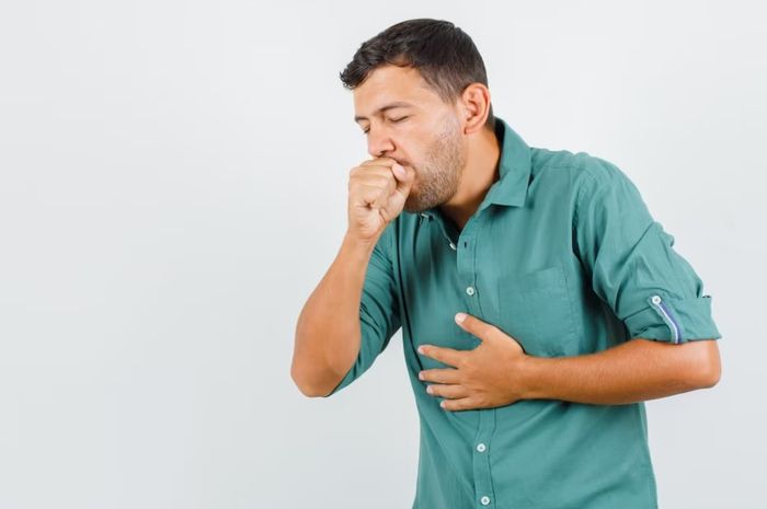 Kenali Perbedaan Batuk Biasa dengan Batuk TBC, Terlihat Sama Tapi