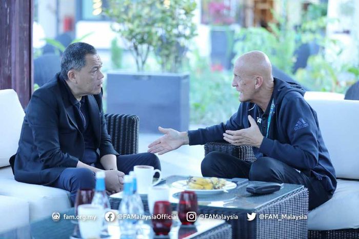 Presiden Asosiasi Sepak Bola Malaysia (FAM), Hamidin Mohd Amin, sedang berdiskusi dengan Ketua Komite Wasit FIFA Pierluigi Collina. 