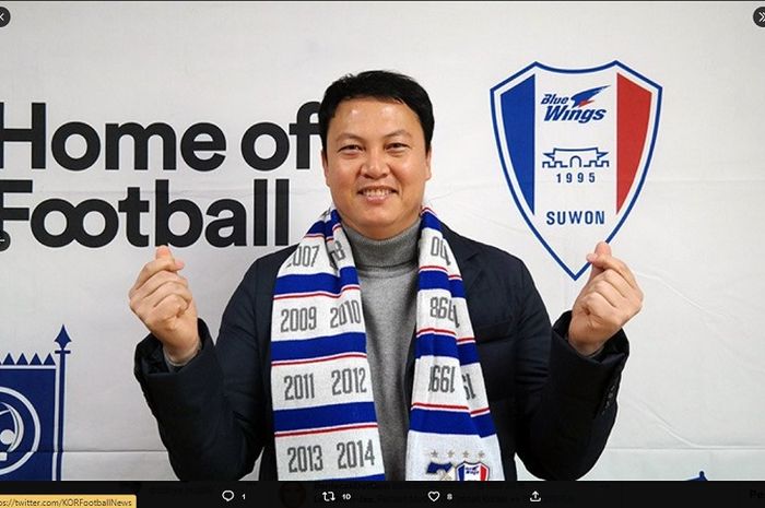 Rekan Shin Tae-yong sekaligus kiper legendaris timnas Korea Selatan, Lee Woon-jae yang putuskan mualaf pada 2004.