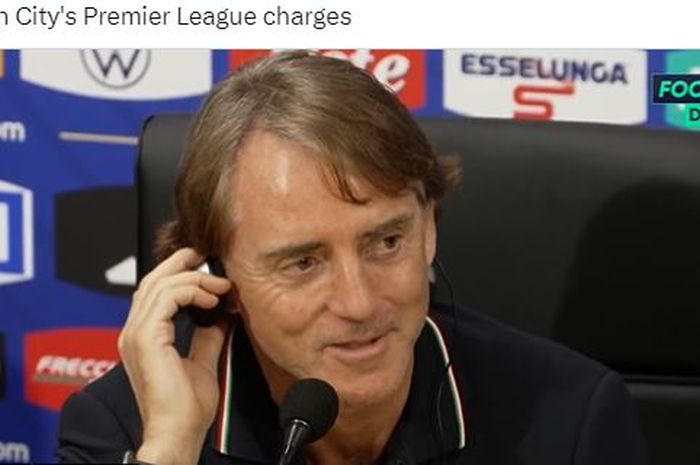 Pelatih timnas Italia, Roberto Mancini, tersenyum saat konferensi pers. Mancini ingin Italia ke Euro 2024 sebagai juara bertahan, dimulai dengan kalahkan Inggris.