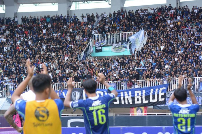 Laga tunda Liga 1 2022-2023, Persib vs Bhayangkara FC di Stadion Pakansari Bogor, Jumat (24/3/2023) dapat disaksikan langsung oleh penonton, berikut daftar harga tiketnya.