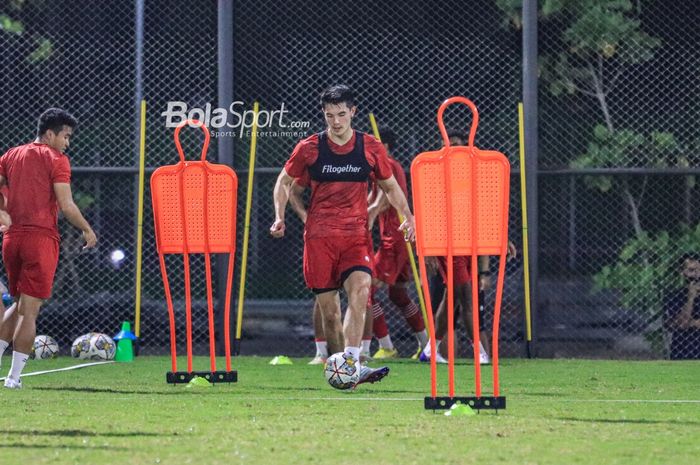Bek naturalisasi timnas Indonesia, Elkan Baggott, sedang menguasai bola dalam sesi latihan di Lapangan Latih JIS (Jakarta International Stadium), Jakarta  Utara, Kamis (23/3/2023).