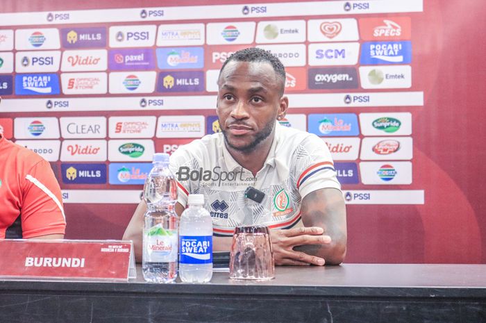 Penyerang timnas Burundi, Saido Berahino, saat menghadiri sesi jumpa pers di Hotel Sultan, Senayan, Jakarta, Jumat (24/3/2023).