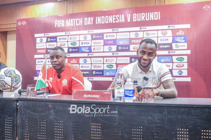 Pelatih timnas Burundi, Etienne Ndayiragije (kiri) dan pemainnya bernama Saido Berahino (kanan) saat menghadiri sesi jumpa pers di Hotel Sultan, Senayan, Jakarta, Jumat (24/3/2023).