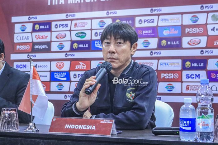 Pelatih timnas Indonesia, Shin Tae-yong, sedang memberikan keterangan kepada awak media dalam sesi jumpa pers di Hotel Sultan, Senayan, Jakarta, Jumat (24/3/2023).