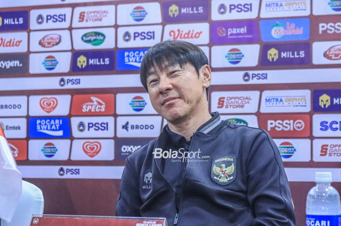 Pelatih timnas Indonesia, Shin Tae-yong, memberikan senyuman saat menghadiri sesi jumpa pers di Hotel Sultan, Senayan, Jakarta, Jumat (24/3/2023).