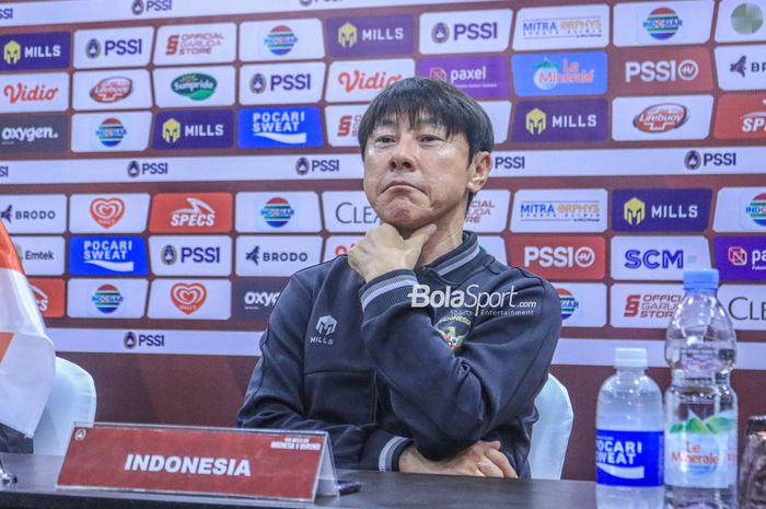 Pelatih timnas Indonesia, Shin Tae-yong, saat menghadiri sesi jumpa pers di Hotel Sultan, Senayan, Jakarta, Jumat (24/3/2023).
