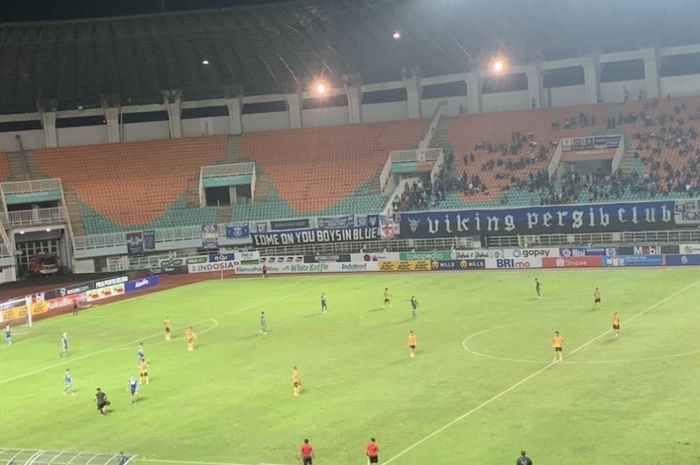 Persib Bandung vs Bhayangkara FC dalam laga tunda pekan ke-18 Liga 1 di Stadion Pakansari,  Cibinong, Kabupaten Bogor, Jawa Barat, Jumat (24/3/2023). 