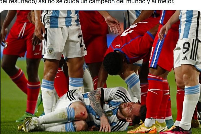 Lionel Messi terkapar usai ditekel dua pemain Panama.