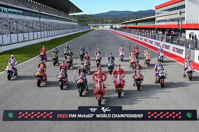 Pembalap MotoGP yang akan berlaga pada MotoGP 2023 berpose di Sirkuit Algarve, Portugal.