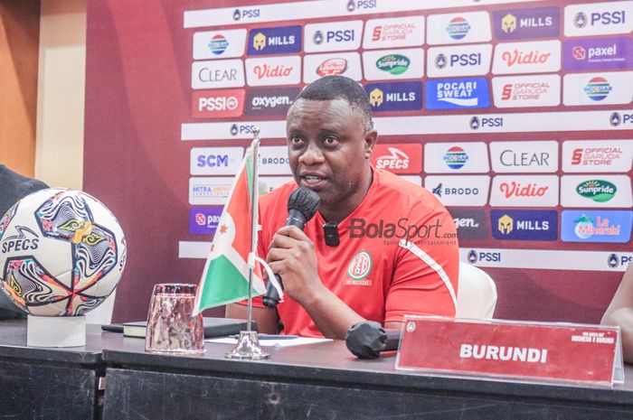 Pelatih timnas Burundi, Etienne Ndayiragije, sedang memberikan keterangan kepada awak media dalam sesi jumpa pers di Hotel Sultan, Senayan, Jakarta, Jumat (24/3/2023).