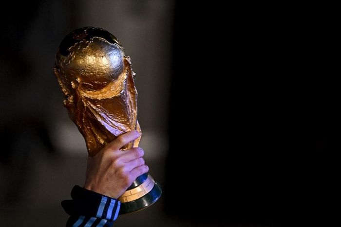 Trofi Piala Dunia, simbol supremasi tertinggi sepak bola.