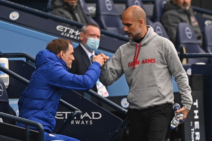 Thomas Tuchel dan Pep Guardiola bersalaman dalam laga Manchester City vs Chelsea (8/5/2021). Kini Tuchel melatih Bayern Muenchen dan akan jumpa Pep lagi di Liga Champions.