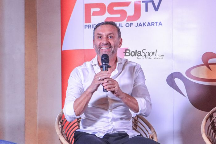 Pelatih Persija Jakarta, Thomas Doll, sedang memberikan keterangan kepada awak media di Hotel Monopoli, Kemang, Jakarta, Sabtu (25/3/2023) .