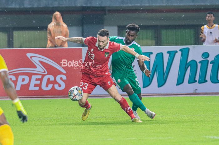 Gelandang timnas Indonesia, Marc Klok berduel dengan pemain Burundi di Stadion Patriot, Sabtu (25/3/2023)