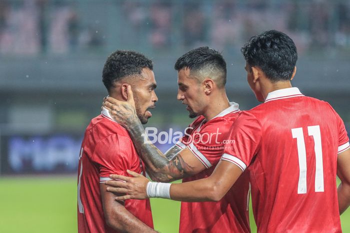 Yakob Sayuri, Stefano Lilipaly setelah gol pertama timnas Indonesia ke gawang Burundi di Stadion Patriot, Sabtu (25/3/2023).