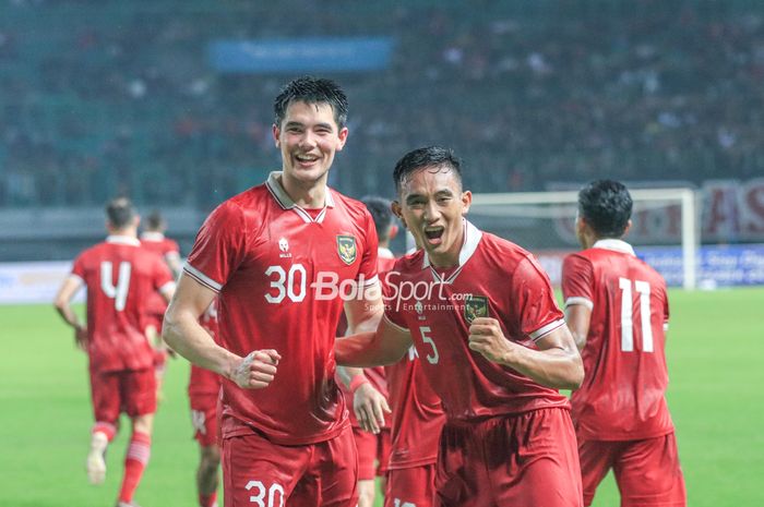 Selebrasi pemain timnas Indonesia, Rizky Ridho bersama Elkan Baggott setelah mencetak gol ke gawang Burundi di Stadion Patriot, Sabtu (25/3/2023).