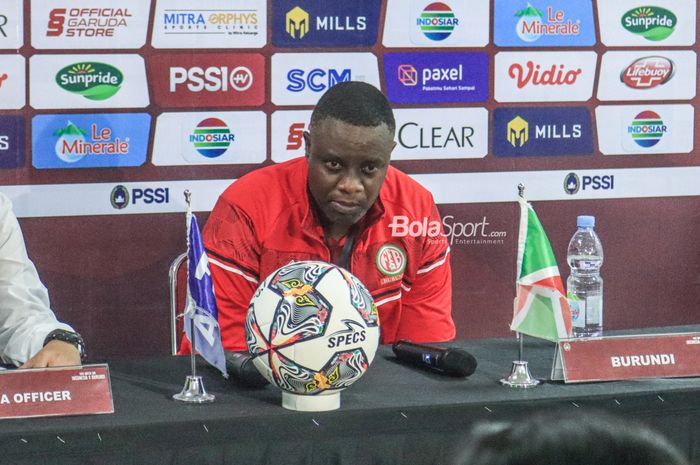 Pelatih timnas Burundi, Etienne Ndayiragije, menghadiri sesi jumpa pers di Stadion Patriot Candrabhaga, Bekasi, Jawa Barat, Sabtu (25/3/2023).
