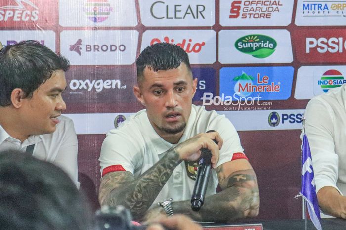 Pemain naturalisasi timnas Indonesia, Stefano Lilipaly, sedang memberikan keterangan kepada awak media dalam sesi jumpa pers di Stadion Patriot Candrabhaga, Bekasi, Jawa Barat, Sabtu (25/3/2023).