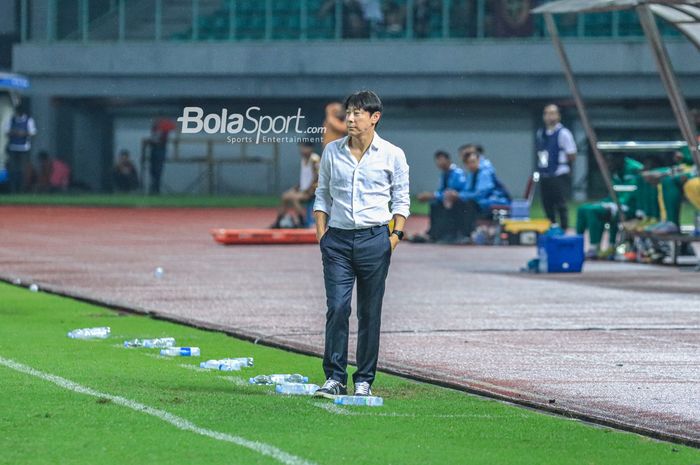 Pelatih timnas Indonesia, Shin Tae-yong, sedang memantau para pemainnya saat bertanding di Stadion Patriot Candrabhaga, Bekasi, Jawa Barat, Sabtu (25/3/2023).