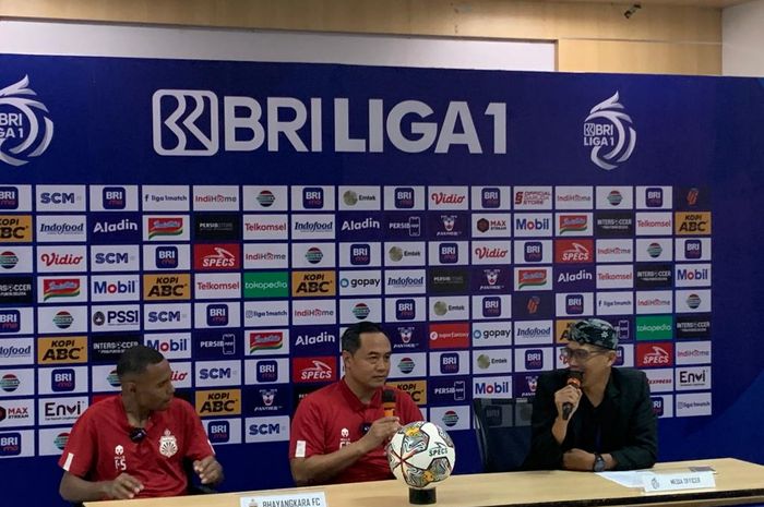Gendut Doni dan Ruben Sanadi usai Bhayangkara FC menelan kekalahan 1-2 dari Persib Bandung dalam laga tunda pekan ke-18 Liga 1 2022-2023.