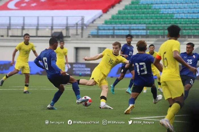 Fergus Tierney Malaysia (No. 15) mencetak gol melawan Kamboja dalam pertandingan Merlion Cup 2023 di Stadion Jalan Besar, Singapura, Jumat (24/3/2023).