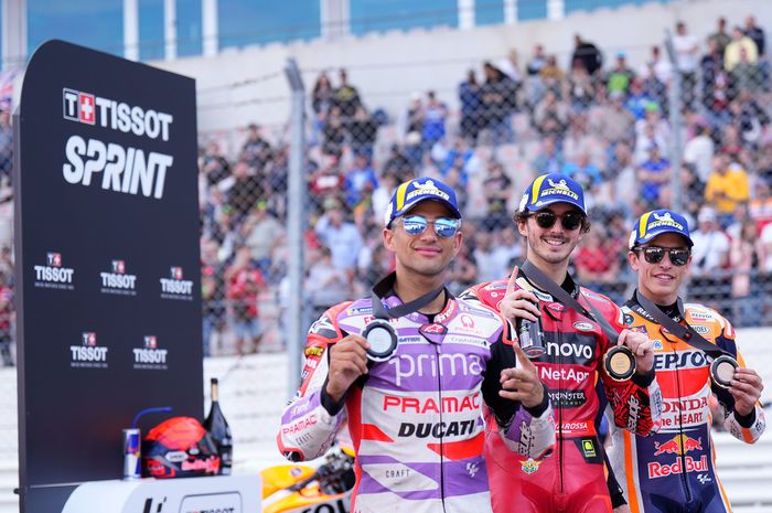 Dari kiri ke kanan, Jorge Martin (Pramac Racing), Francesco Bagnaia (Ducati), Marc Marquez (Repsol Honda) di podium sprint race di Sirkuit Algarve, Portimao, Portugal, Sabtu (25/3/2023).